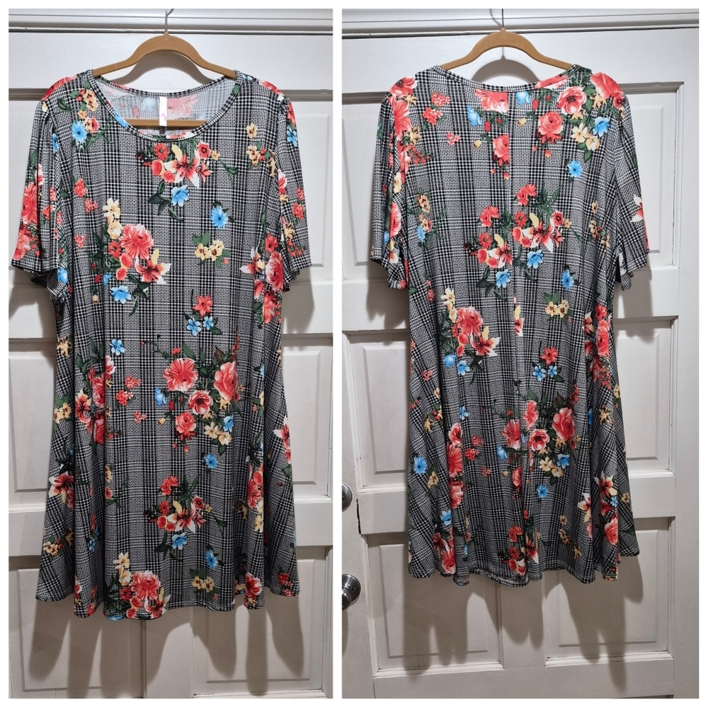 Curvy Lovey Floral Plaid Swing Dress 3XL Flowy Short Sleeve With Pockets NWOT
